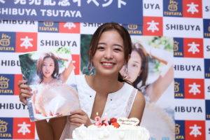 河西歩果（かわにし ほのか）／1st写真集「plumeria」(東京ニュース通信社刊）発売記念イベントにて（2019年7月6日、SHIBUYA TSUTAYAにて）